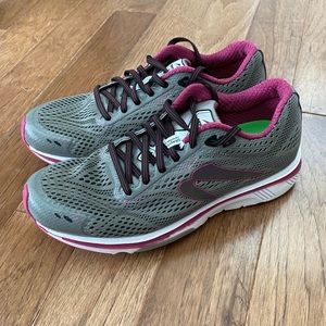 Women’s Newton Running Shoe Gravity 8 size 9